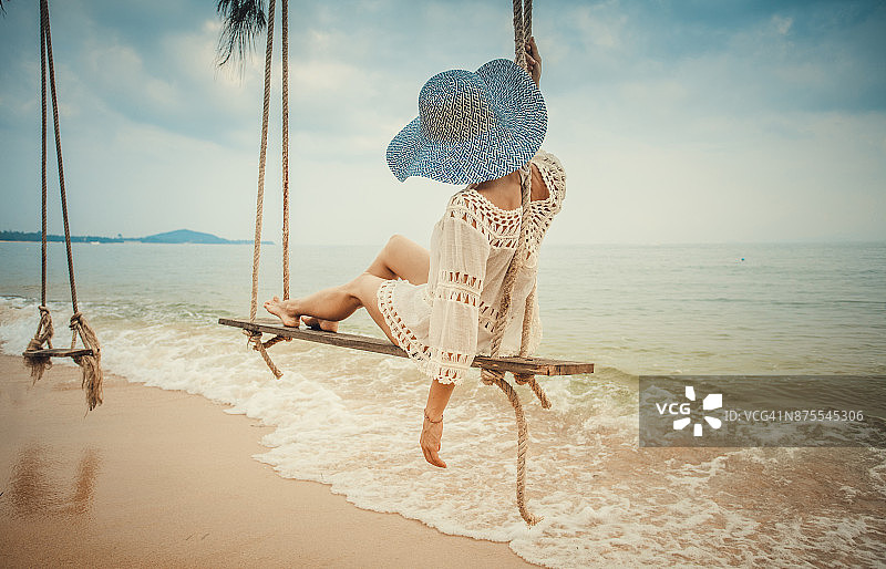 在热带秋千上的女人图片素材