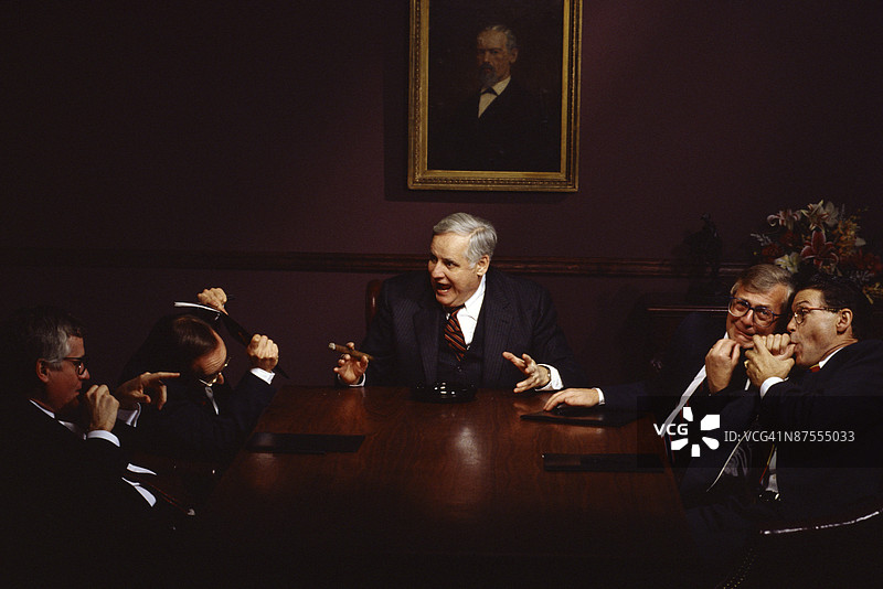 愤怒的管理员对商人们大喊大叫图片素材