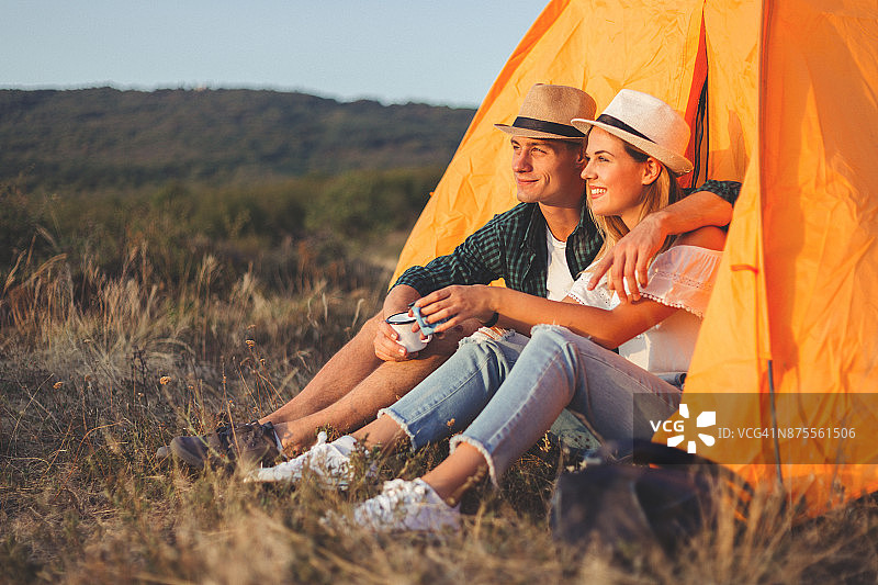 快乐情侣微笑露营图片素材