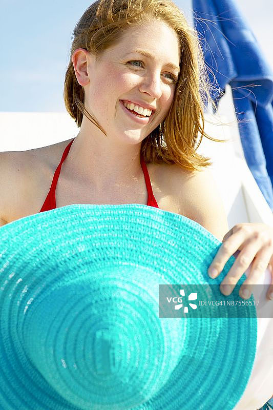 在海滩上微笑的女人图片素材