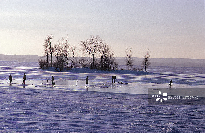 人们在加拿大魁北克蒙特利尔圣路易斯湖钓鱼图片素材