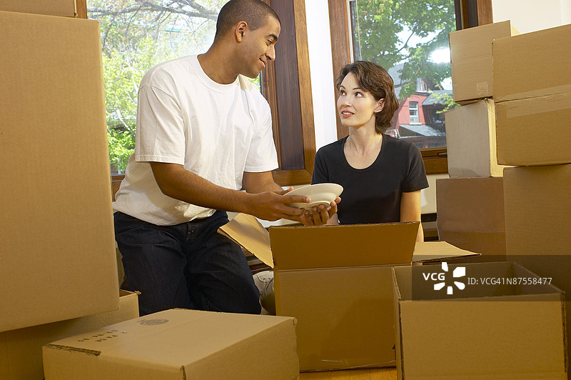 一对情侣在拆包碗碟图片素材