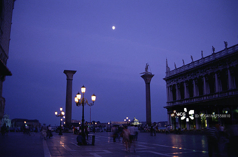 意大利圣马可湿滑街道上行走的人群图片素材