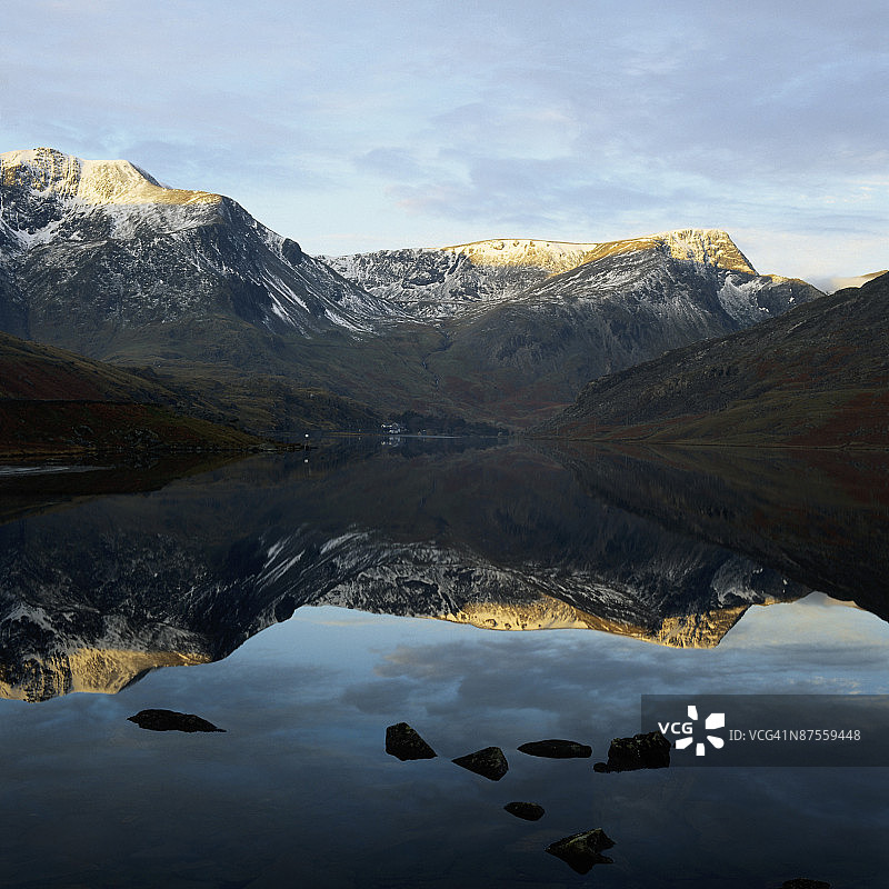斯诺多尼亚奥格温湖的山景倒影，威尔士图片素材