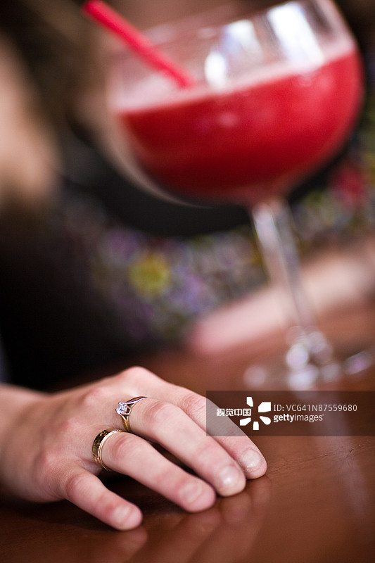 手持草莓代基里酒的女人图片素材