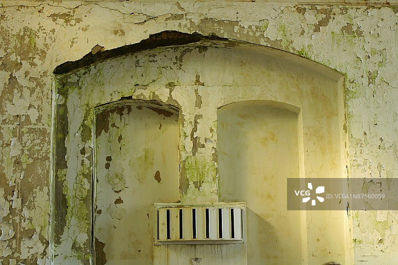 壁龛中剥落的油漆图片素材