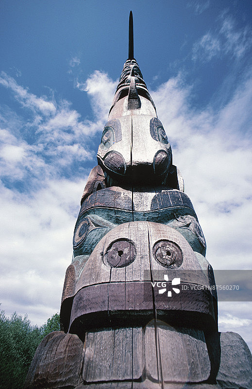 图腾柱的仰视角度图片素材