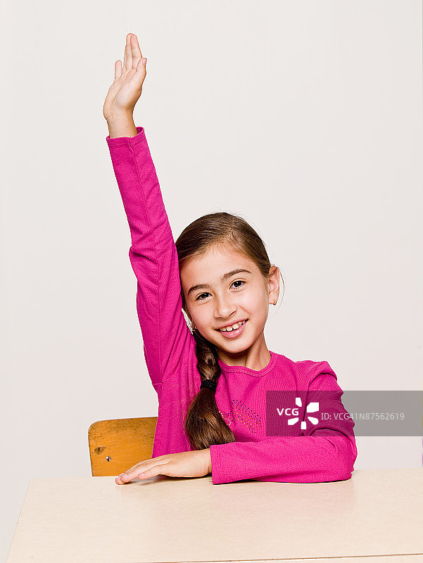 自信的女学生举手图片素材