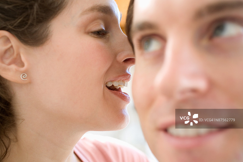 女人对男人低声耳语图片素材