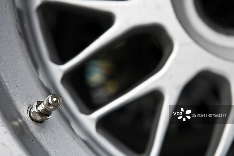 轮胎上的轮毂盖特写图片素材
