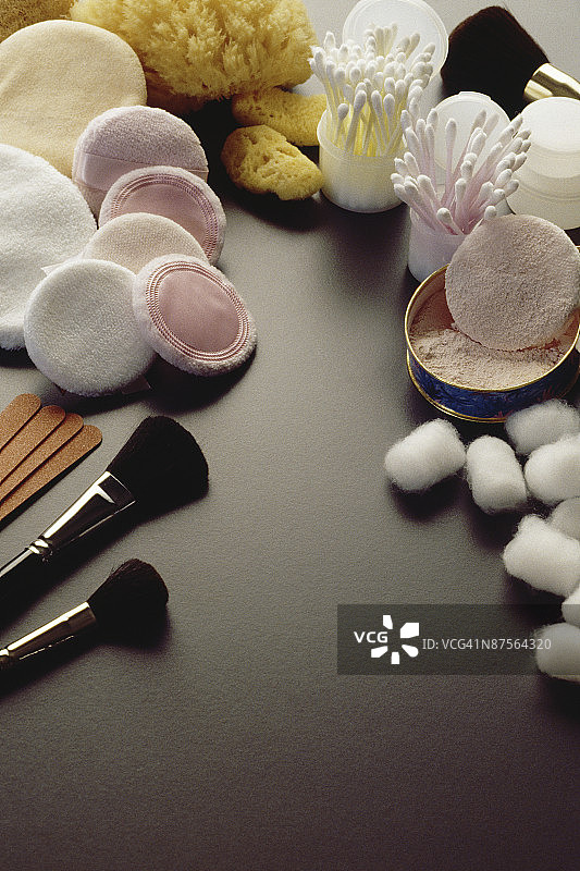 桌子上各种物体的特写镜头图片素材