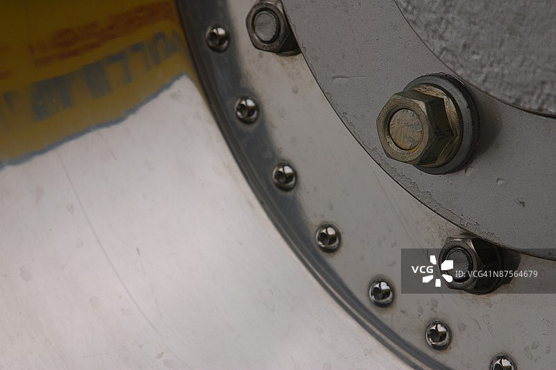 轮胎上的螺栓金属图片素材