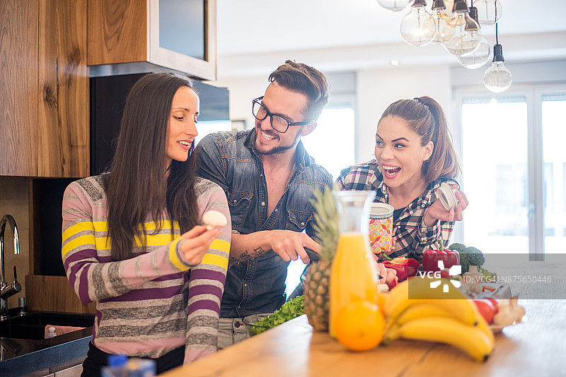 厨房里的人们图片素材
