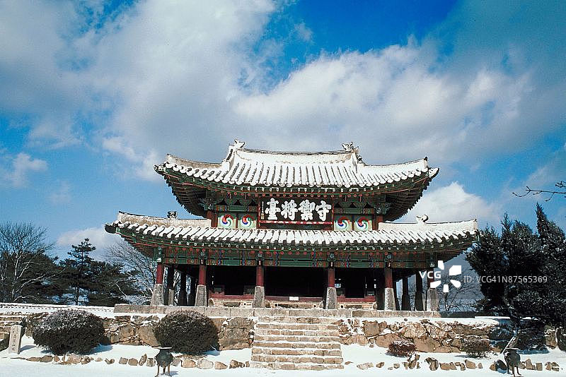 韩国京畿道南汉山城的寺庙图片素材