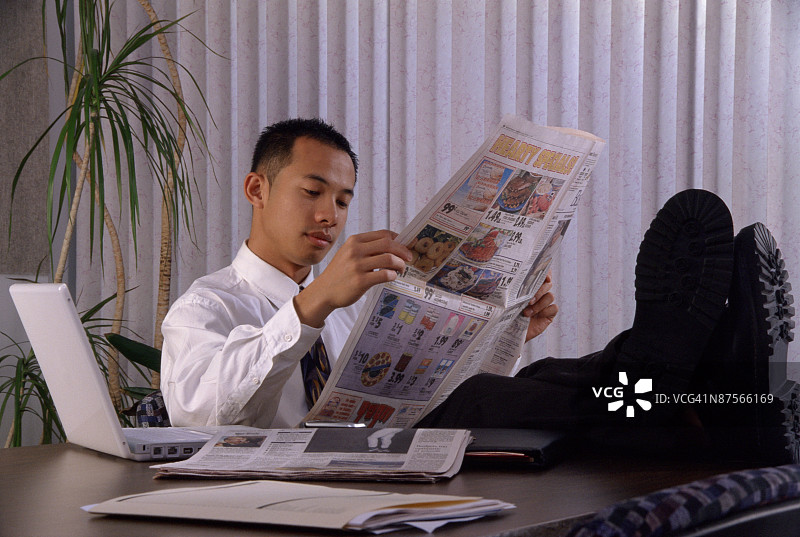 读报纸的商人图片素材
