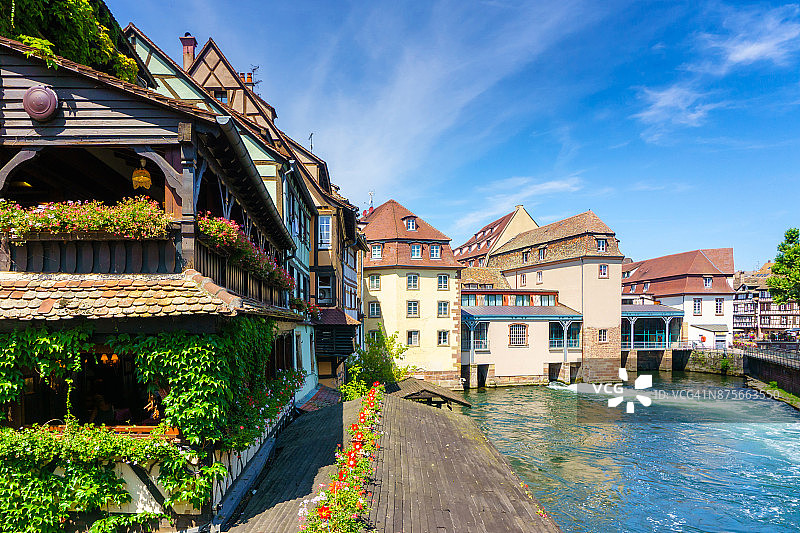 法国斯特拉斯堡小法兰西的传统彩色房屋图片素材