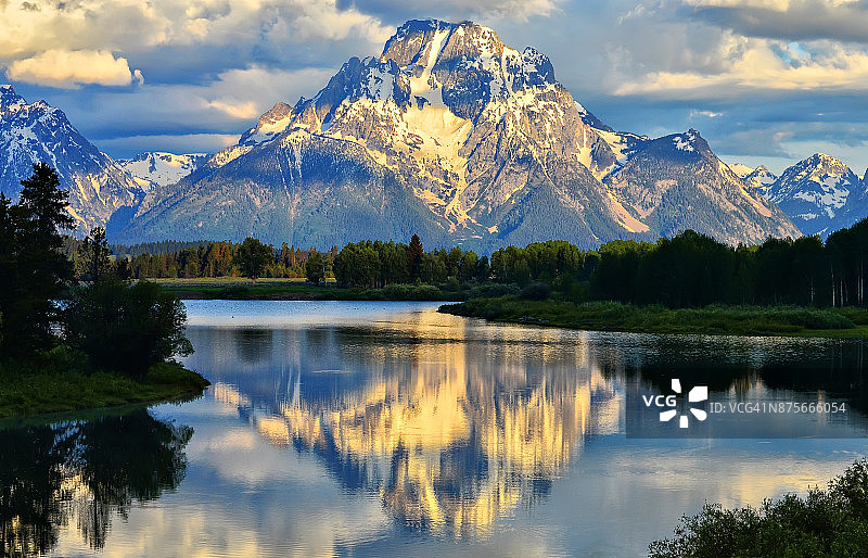 夏日的莫兰山图片素材