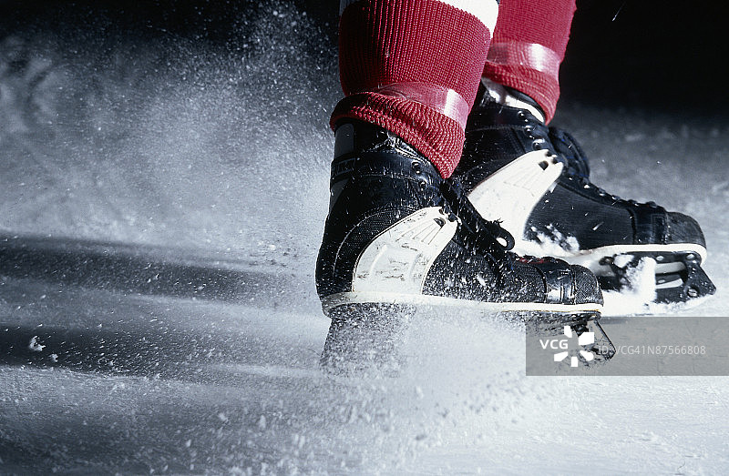 冰球运动员骤停时激起的冰雾图片素材