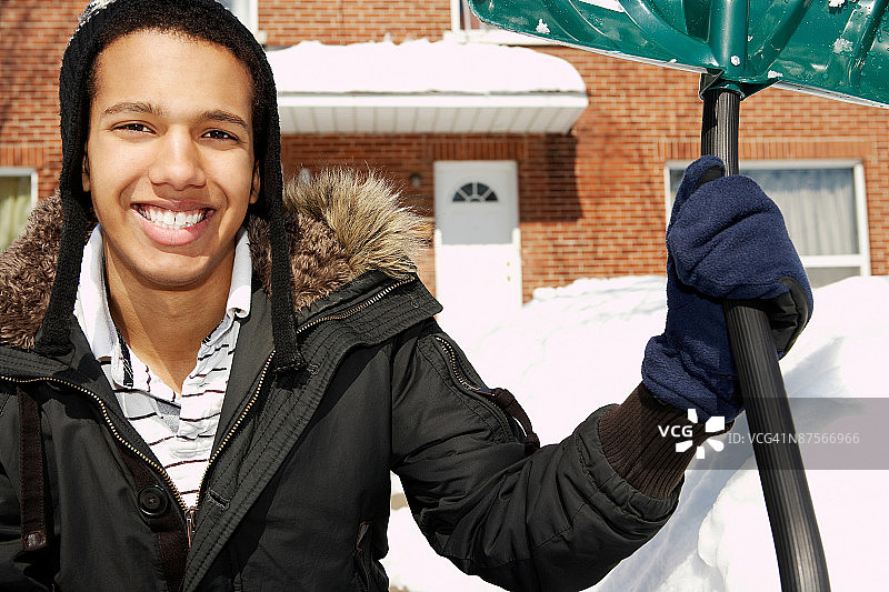 男人铲雪图片素材