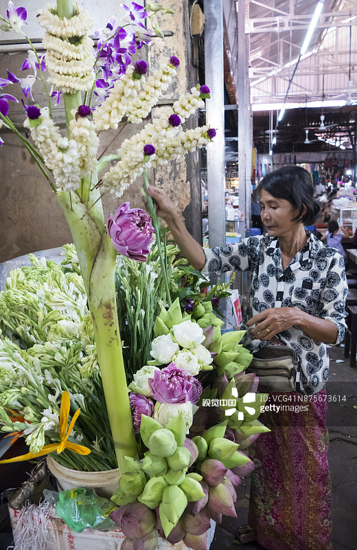 在暹粒市场出售本地鲜花的柬埔寨妇女图片素材