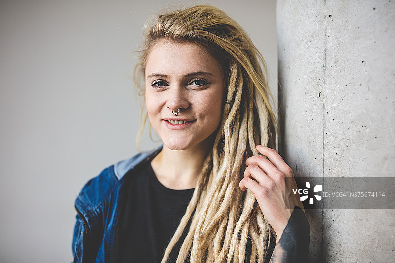 有金色头发和穿孔的年轻纹身女性的肖像图片素材