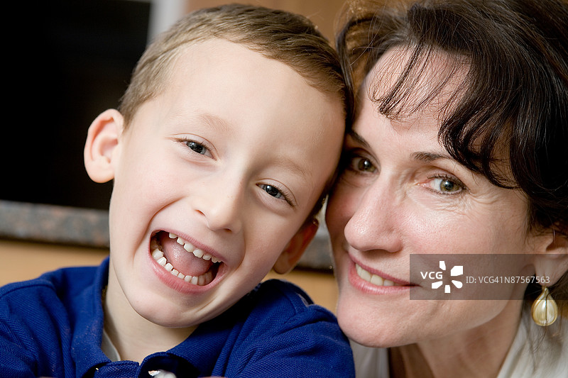 母亲与儿子的肖像图片素材