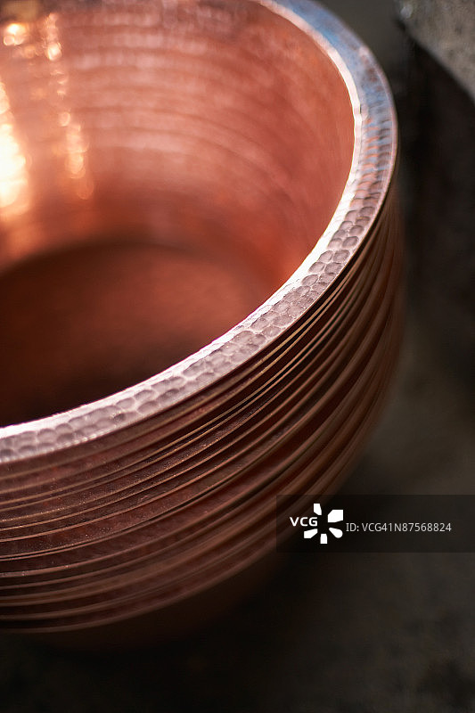 手工铜碗堆叠图片素材