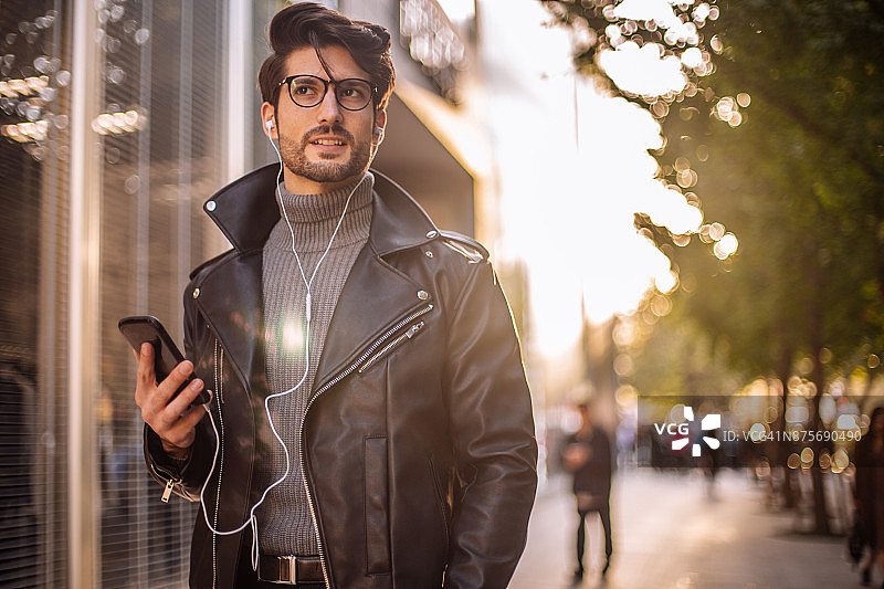 男子听音乐放松图片素材