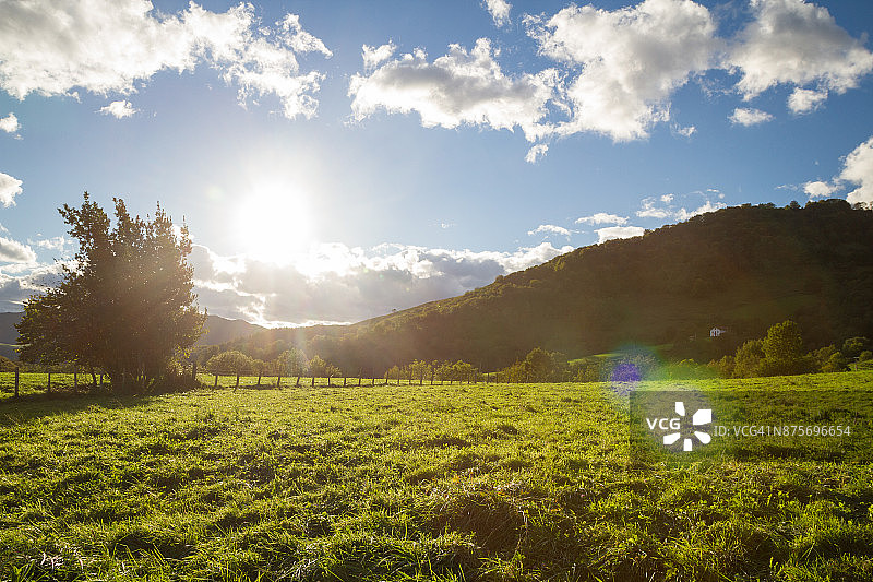 美好一天，比利牛斯山脉壮丽景色图片素材
