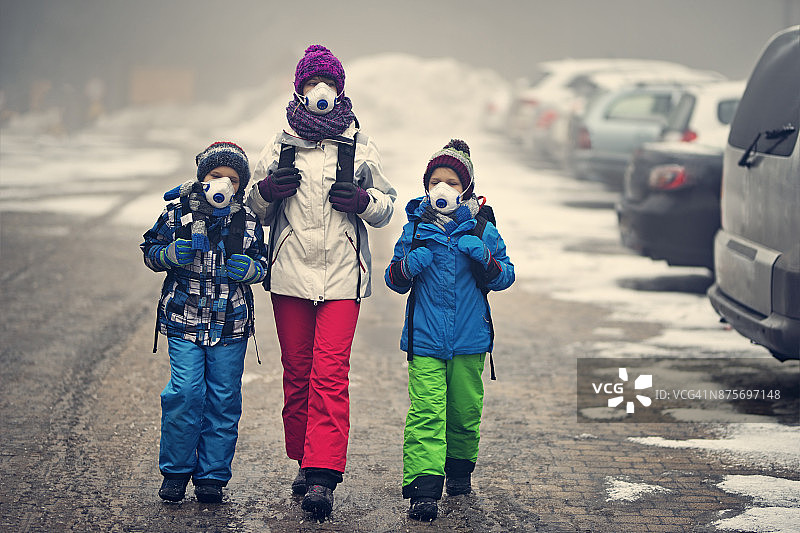 雾霾中去上学的孩子们图片素材