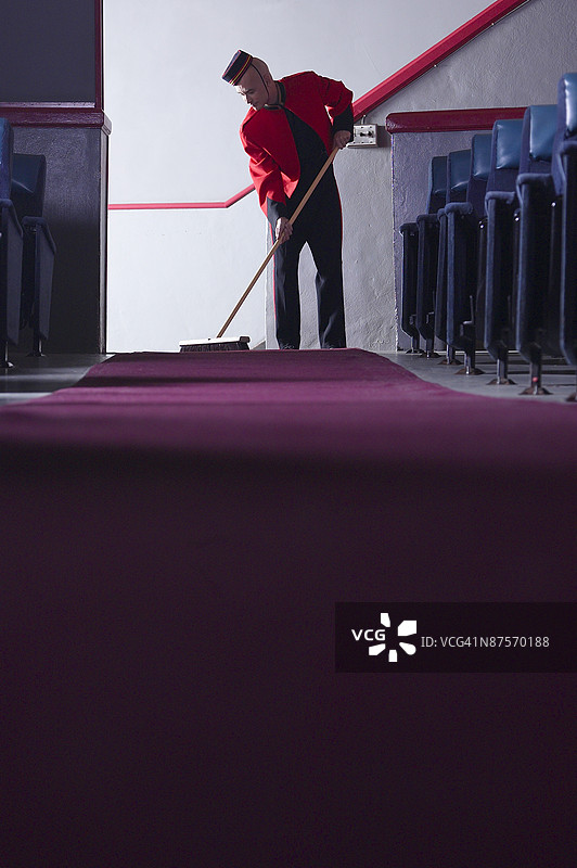 引导员在打扫图片素材