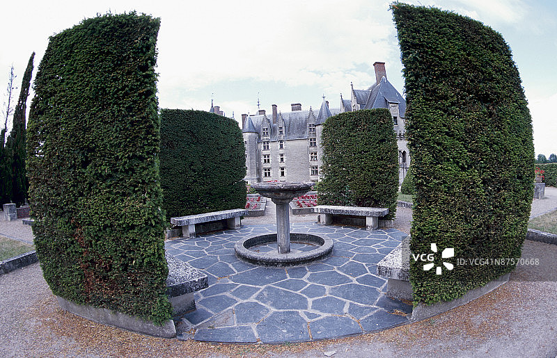 宫殿花园里的鸟浴图片素材