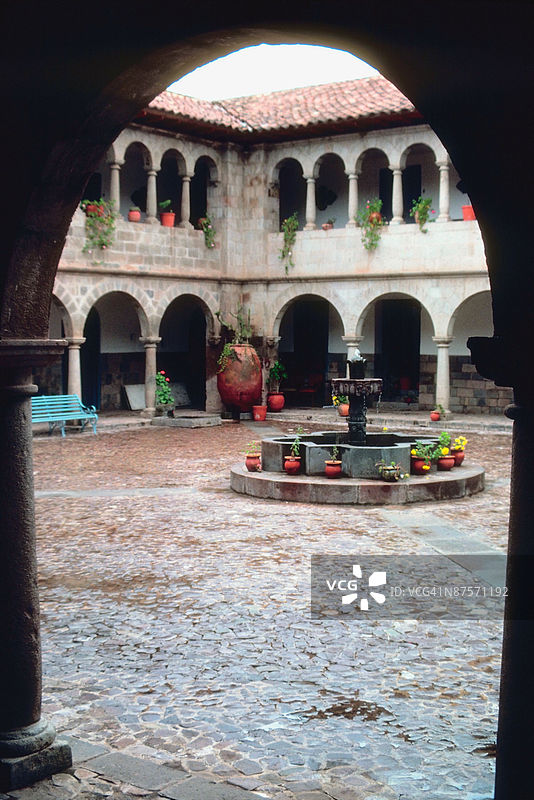 庭院中的喷泉图片素材