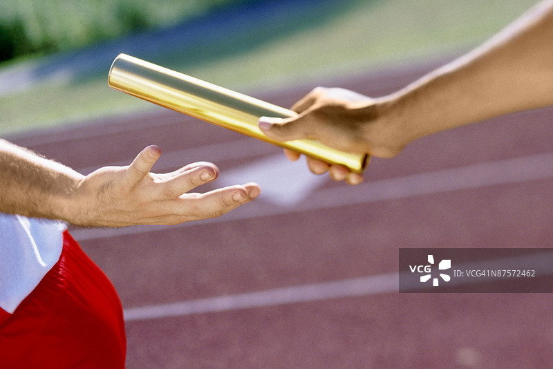 接力赛跑者传递接力棒图片素材