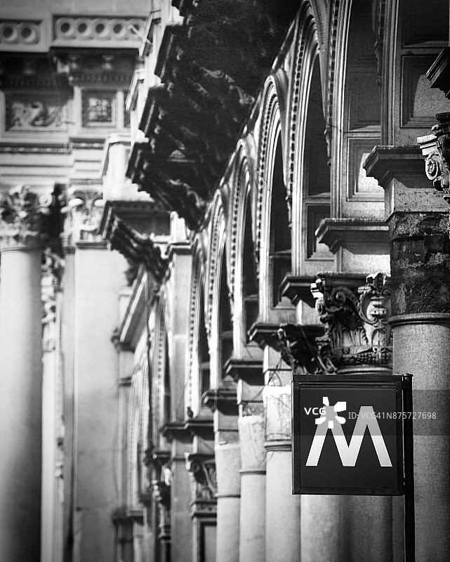 意大利米兰建筑上的地铁标志图片素材