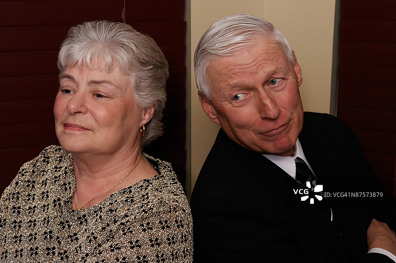 背对背坐着的争吵情侣图片素材