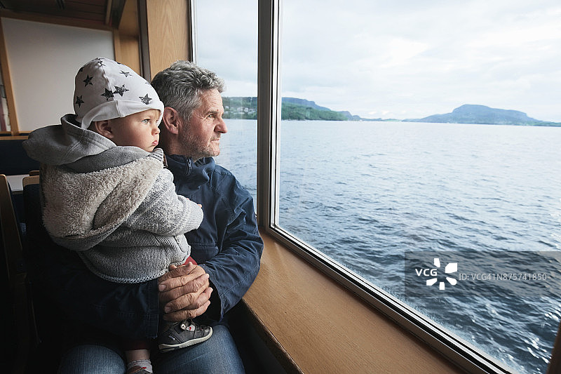 爷爷和孙子在渡轮上看海图片素材