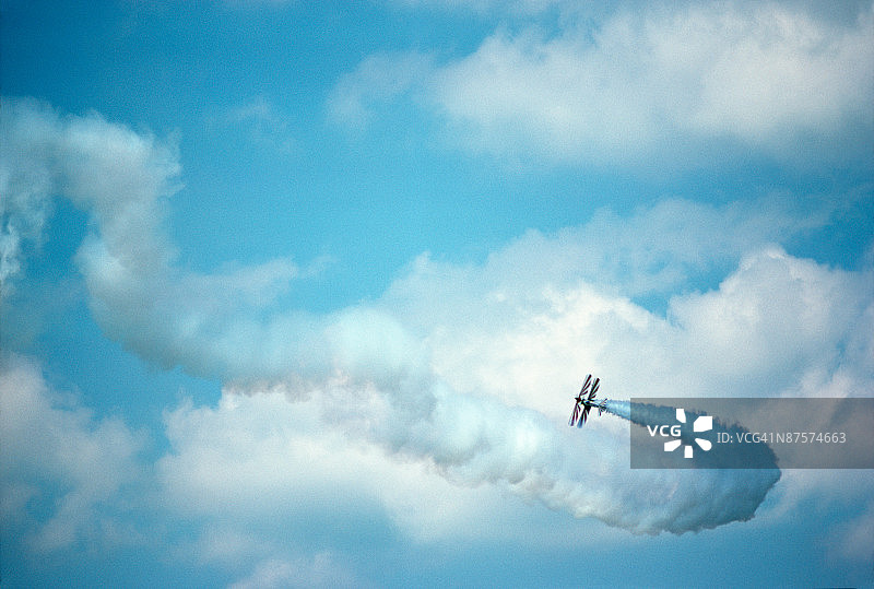 在天空中飞行的双翼飞机图片素材