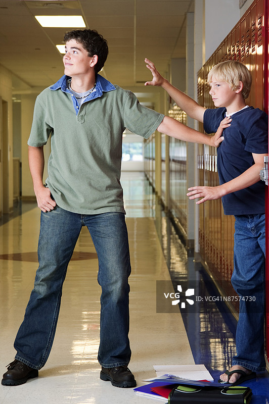 年长学生欺凌年幼学生图片素材