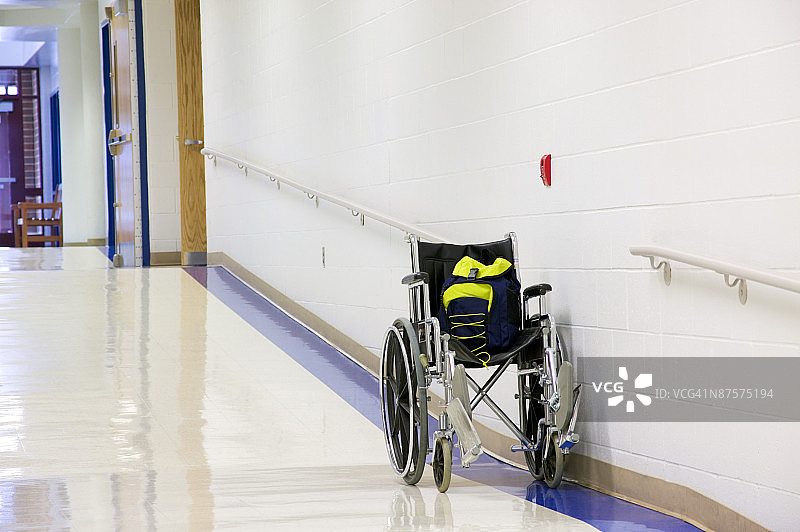 带背包的轮椅图片素材