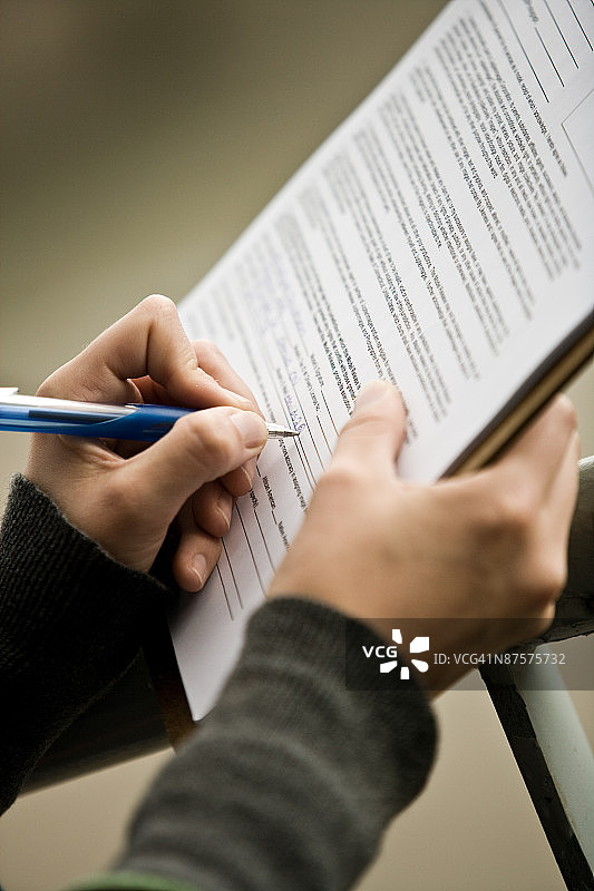 在写字板上书写的女人图片素材