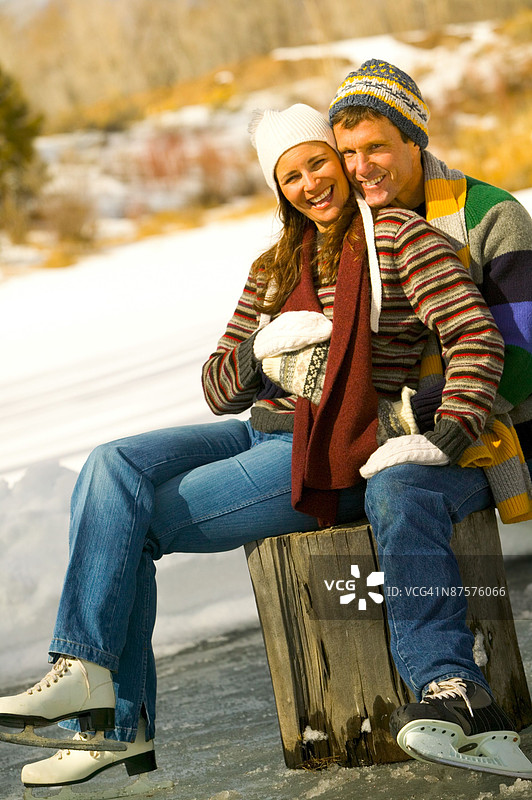 情侣坐着穿溜冰鞋图片素材