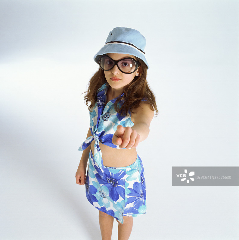 戴着新奇眼镜，指着东西的青少年女孩图片素材