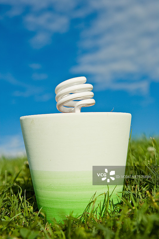 户外花盆中的荧光灯泡图片素材