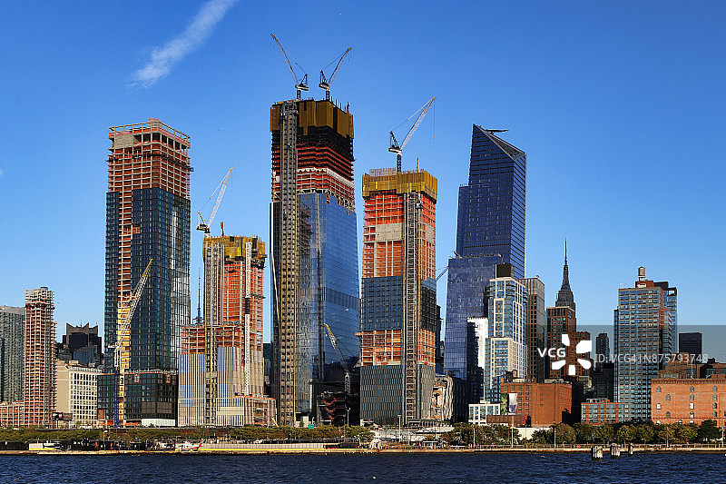 2017年9月28日:从哈德逊河看到的哈德逊城市广场重建项目,位于纽约市曼哈顿中城第30街至第34街、第10大道和第12大道之间图片素材
