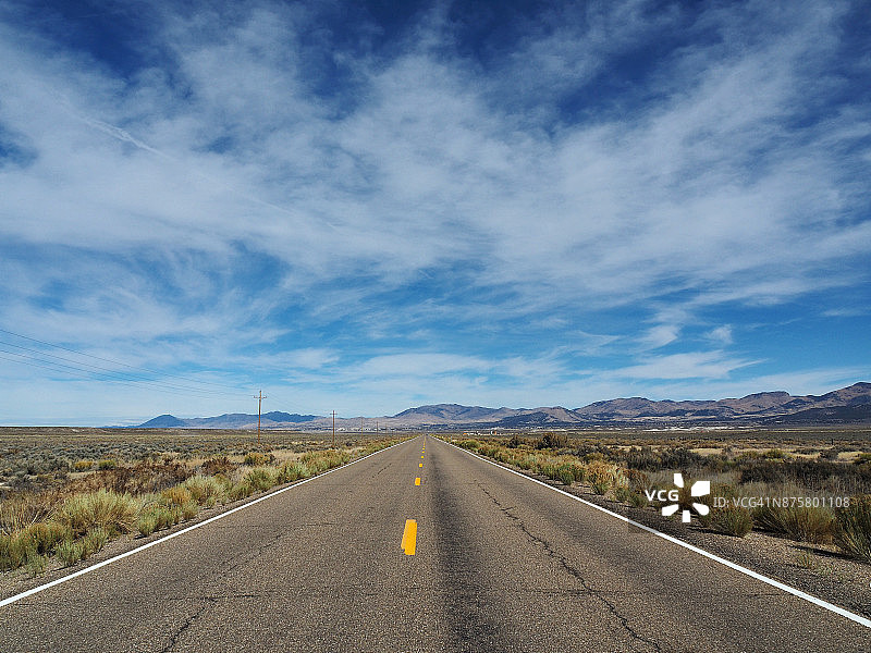 内华达州伊利和温尼穆卡的公路中心图片素材