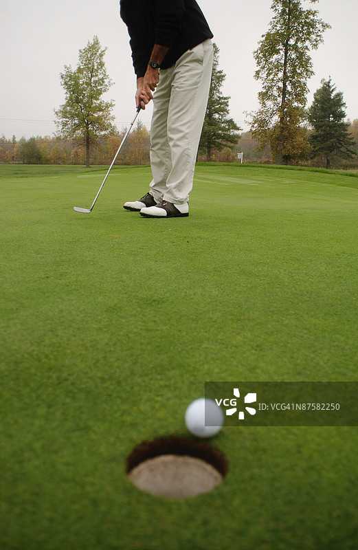 高尔夫球手在推杆图片素材