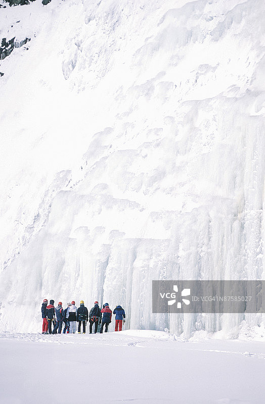 魁北克蒙莫朗西冰冻瀑布旁的人们图片素材