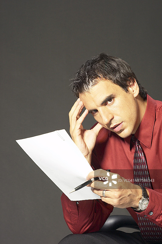 拿着文件的焦虑男人图片素材