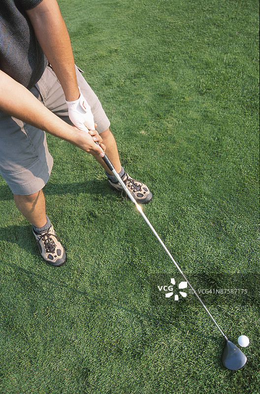 打高尔夫球的人图片素材